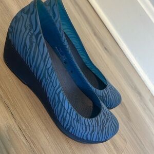 Elegant Black Suede Wedge Shoes with Cushioned Insole